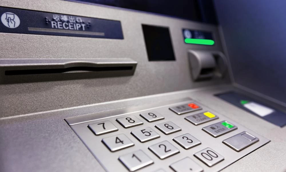 Τεράστια απάτη των ΑΤΜ: Με αυτόν τον τρόπο αντιγράφουν τις κάρτες και κλέβουν τα pin